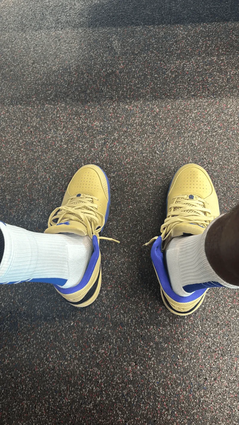 华体会官方网站-保罗-乔治Ins展示脚下穿着的巴塞罗那联名科比4